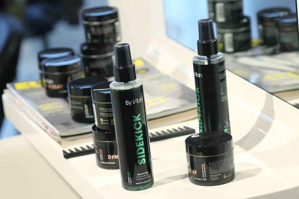 sap vuot toc nam by vilain sidekick pre styling 2 - Wax for men Chai xịt tăng giữ nếp và phồng By Vilain Sidekick pre styling (155ml)