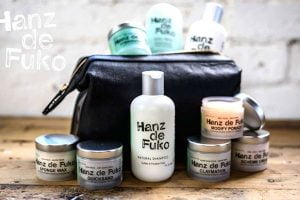 hanz de fuko quicksand sap vuot toc nam cuu nguy cho chang luoi 3 300x200 1 - Wax for men hanz de fuko quicksand sap vuot toc nam cuu nguy cho chang luoi 3 300x200 1 - Wax for men